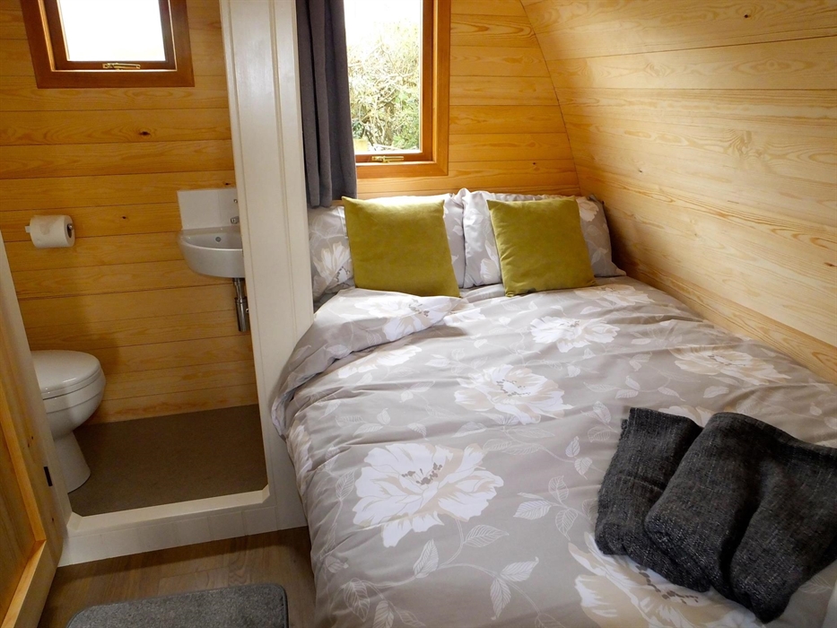 Mega Pod 2 Bed and Bathroom