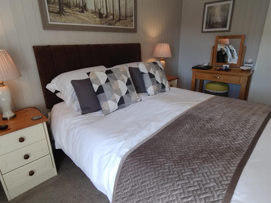 Room 7 Exclusive - king bed, en-suite shower room