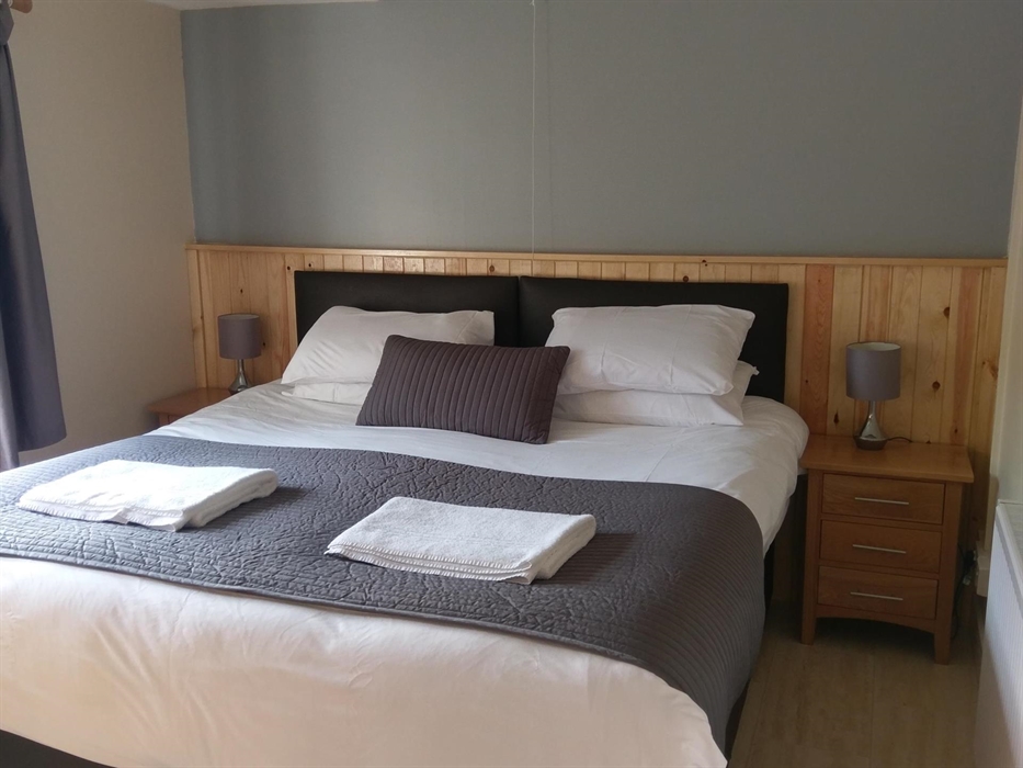 Parkwood Outdoors Dolygaer - Cottage bedroom with cosy double bed, full linen and towels
