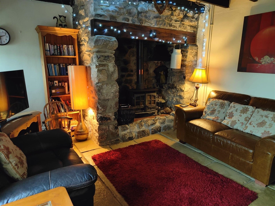 A gorgeous stone cottage with log-burner and Netflix streaming / SKY TV on UHD television for those cost winter evenings in after a decent pub meal. A