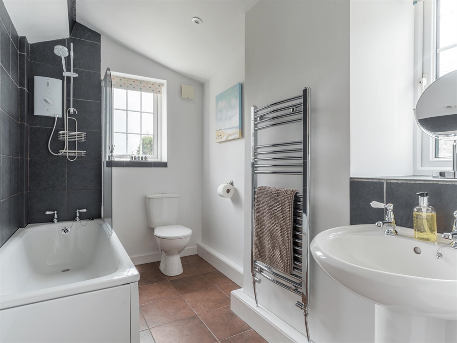 Gors-lwyd Cottage Bathroom