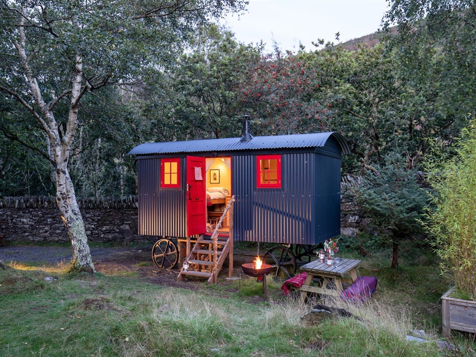 Snowdonia Shepherd's Hut at night