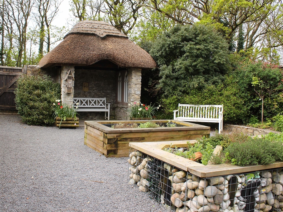 Wander our Castle Gardens, admiring blooming flowers. Rest on a bench, unwind, and immerse yourself in nature's beauty.