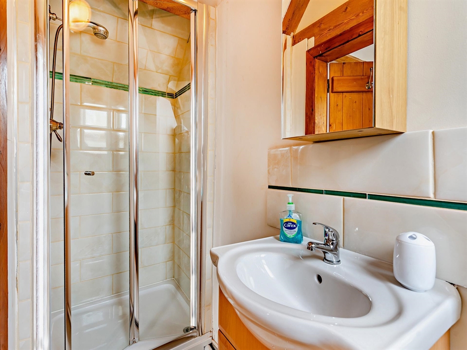 The Dairy, upstairs, en-suite shower room