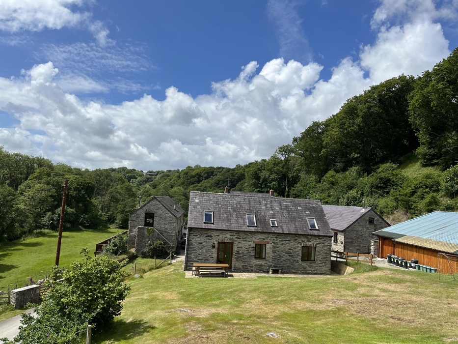 Troedyrhiw Holiday Cottages - behind The Granary