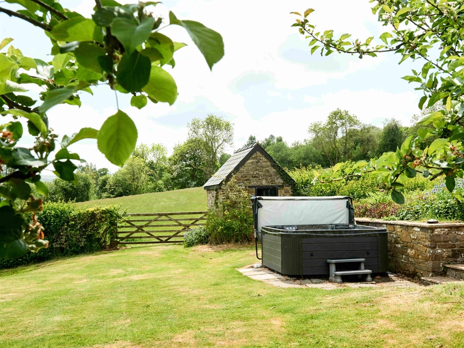 Onnen Fawr Farmhouse Hot Tub