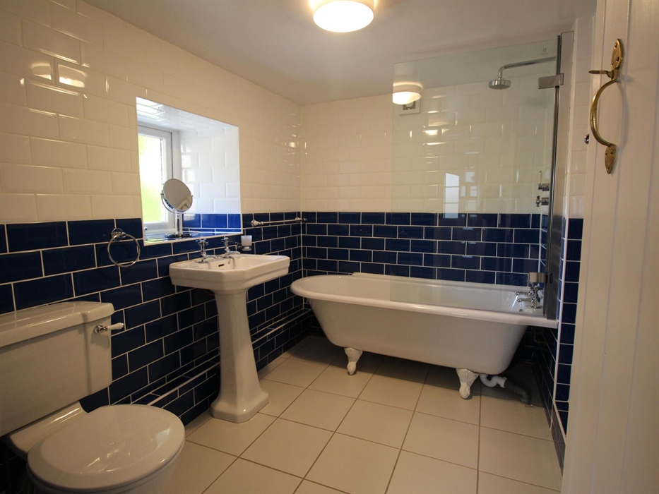 Lower ground floor bathroom