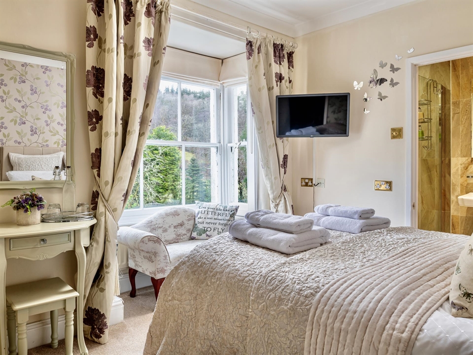 Stylish Double Lilac with ensuite walk in wall and rain shower bay window seat overlooking the gardens and garden steam - great for a luxury romantic