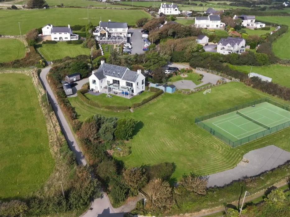 The Retreat – Hot Tubs, Terraces & Tennis Court