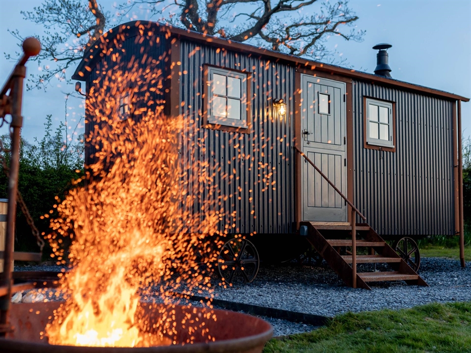 Luxury glamping with wood-burning hot tub, fire pit/bbq combo. With a fully stocked kitchen and hot shower, flushable toilet and onsite gated parking