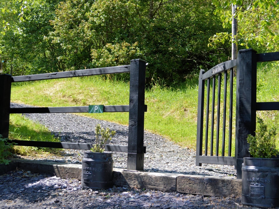 Benar Bach - the path up to the cottage
