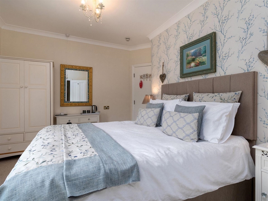 Stylish King Iris with ensuite walk in wall and rain shower