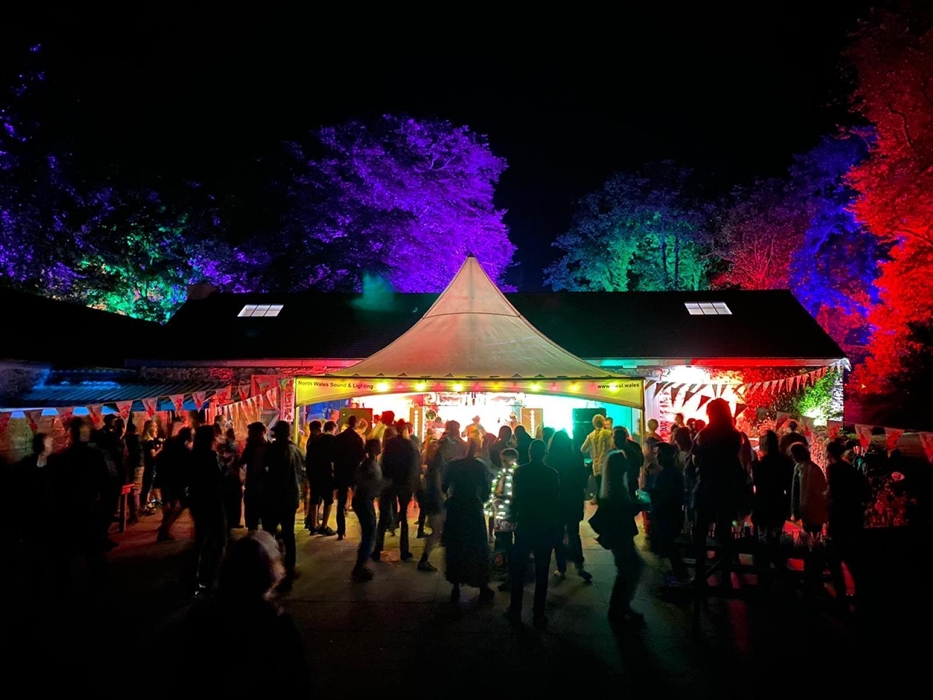 Tonnau Tropical Garden Party night entertainment