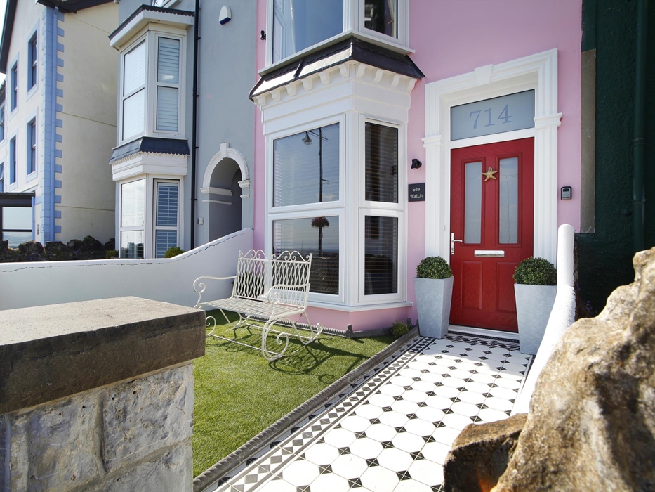 perfect spot to have your morning coffee with a view of the bay