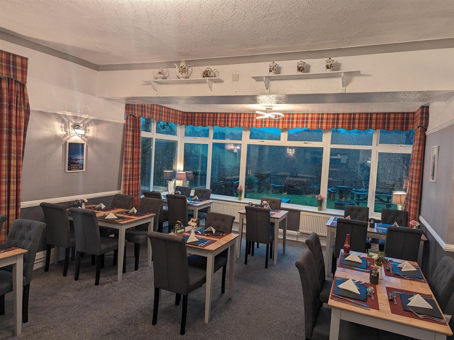 Dinning room overlooking the gorge with mountain views.