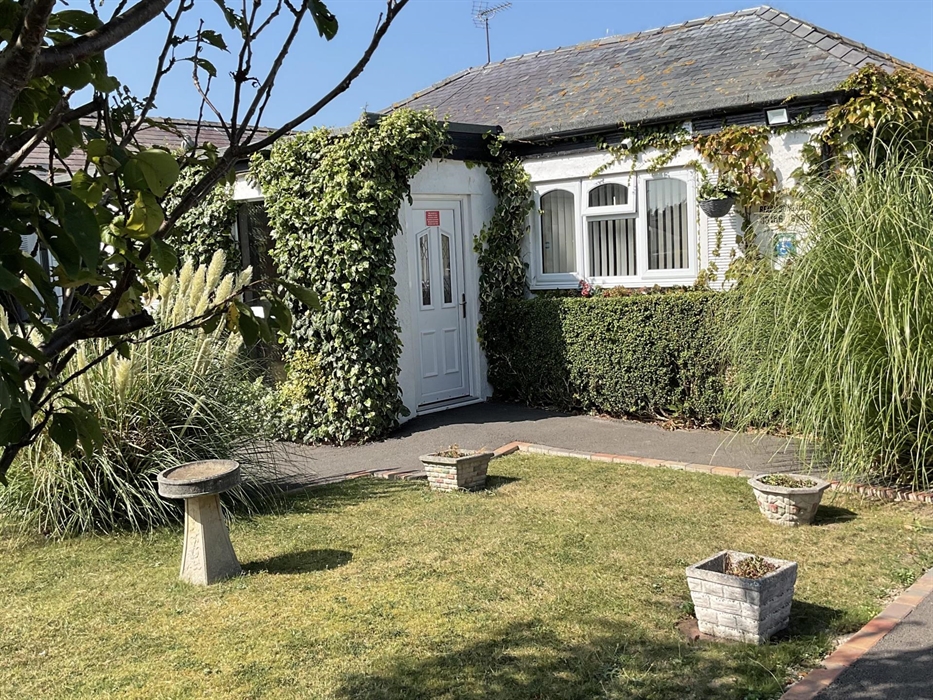 A lovely 5 bed bungalow with all 5 bedrooms having private facilities and a wet room suitable for the disabled guest situated near a beautiful harbour