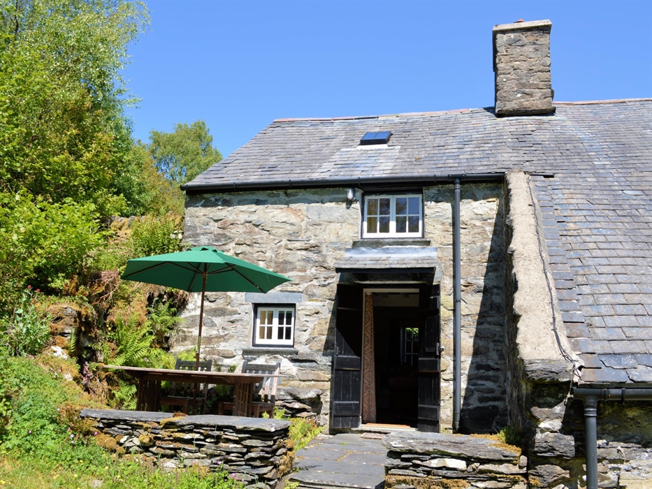 A picture of Benar Bach taken from the garden