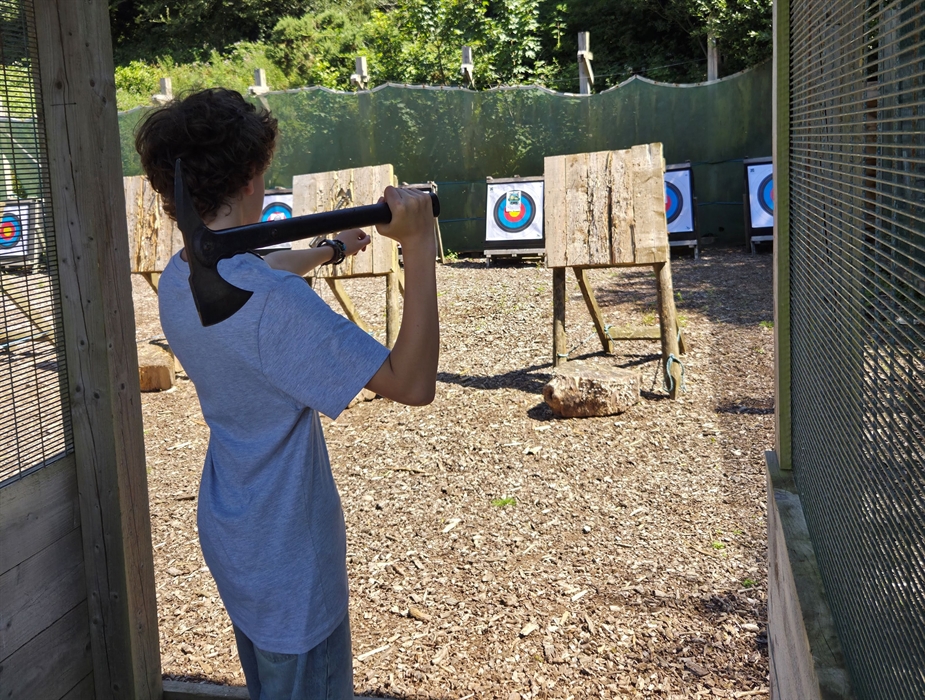 Llys-y-frân Axe throwing