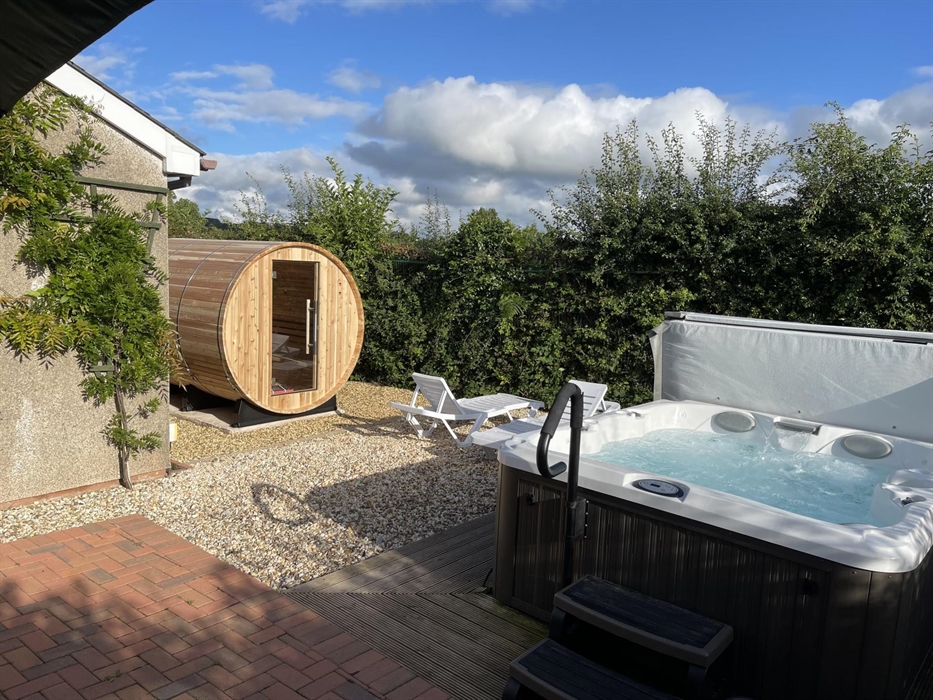Hawthorn Lodge has it's own private garden area which includes a Jacuzzi Spa, Red Cedar Barrel Sauna, sun beds, garden table and 4 chairs