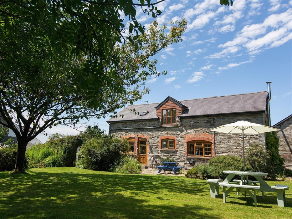 Award winning, eco and family friendly farm holiday cottages. Daily animal feeding, indoor play areas, adventure playground, indoor swimming pool, sau