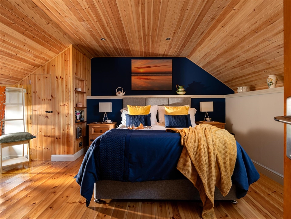 Main Bedroom with Kingsize bed