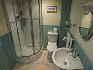 Private ensuite bathroom