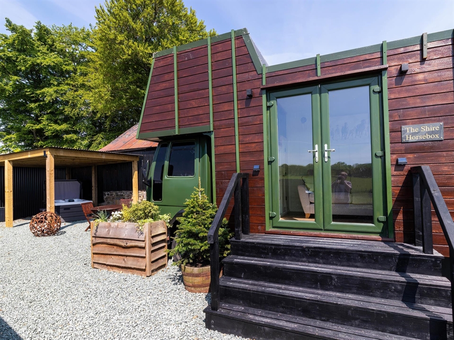 One of a kind, luxury converted horse lorry with private covered hot tub and amazing views.