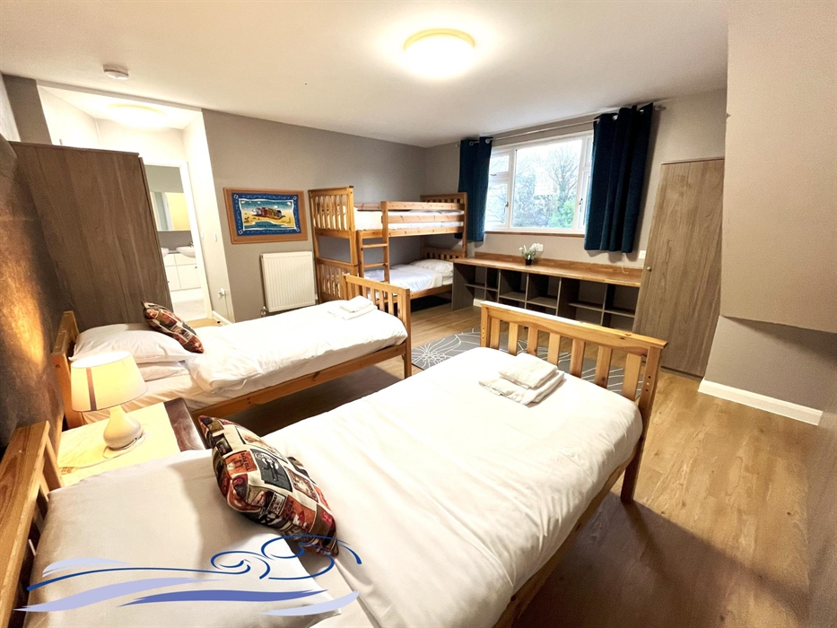 Bedroom 6 (Bunk & Twin Beds)