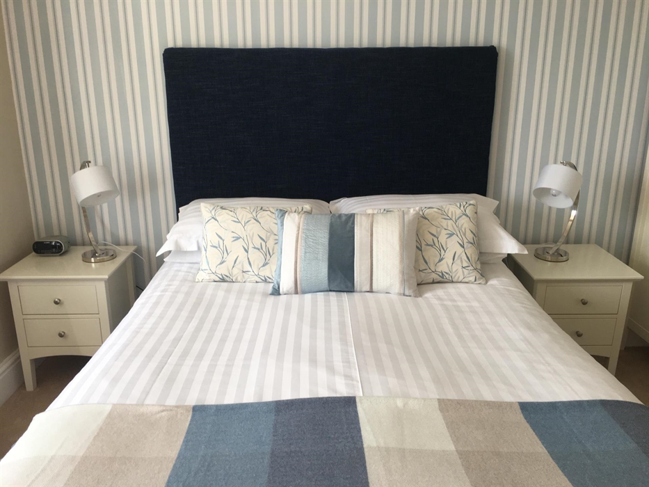 Room 4 Sea view with  super king bed