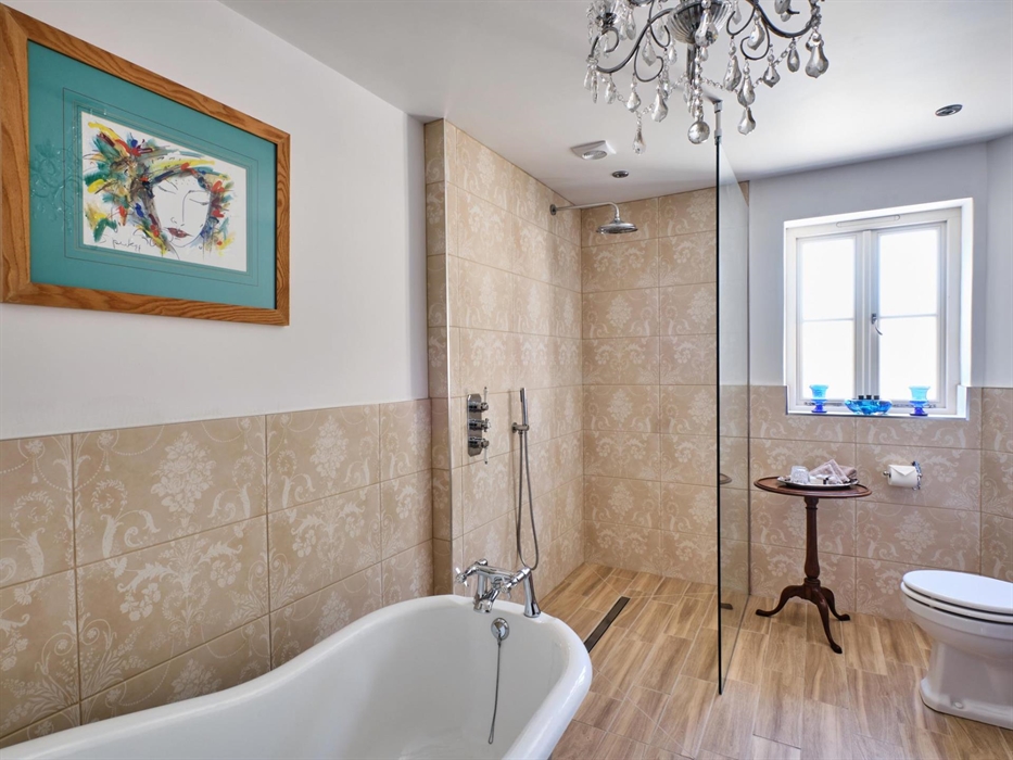 En-suite bathroom Dunraven
