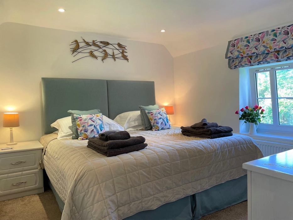 Luxurious 6ft double bed with Egyptian cottons, hypoallergenic pillows and duvet, TV/DVD, safe, hairdrier, radiator, clockradio, garden view