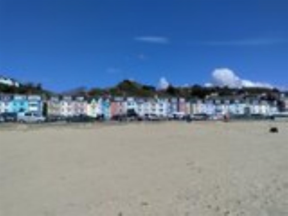 20 minutes from Aberdyfi there are brilliant ice cream and fish and chip places to enjoy in this picturesque sea side town.  A great spot for crabbing
