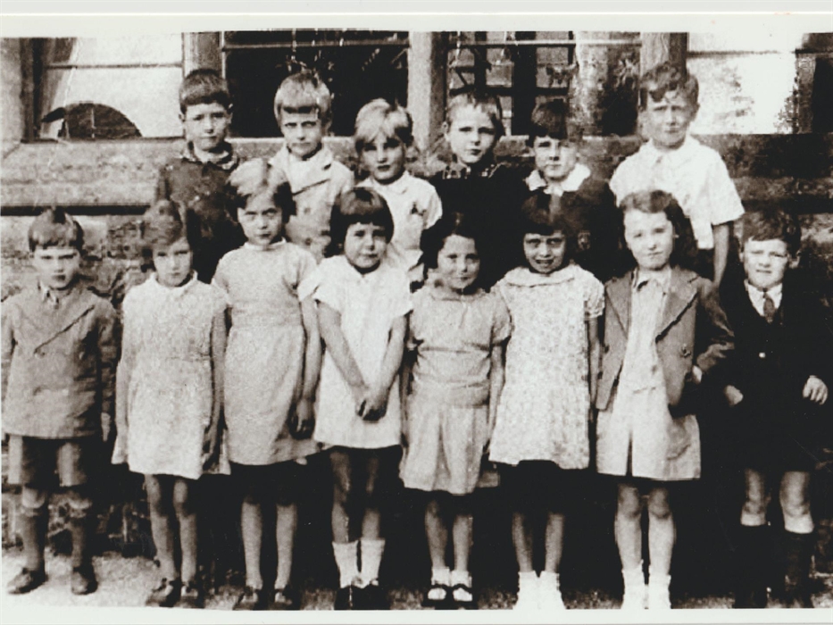 Young children posing for a school photo in 1930s at Knighton primary school in West Street