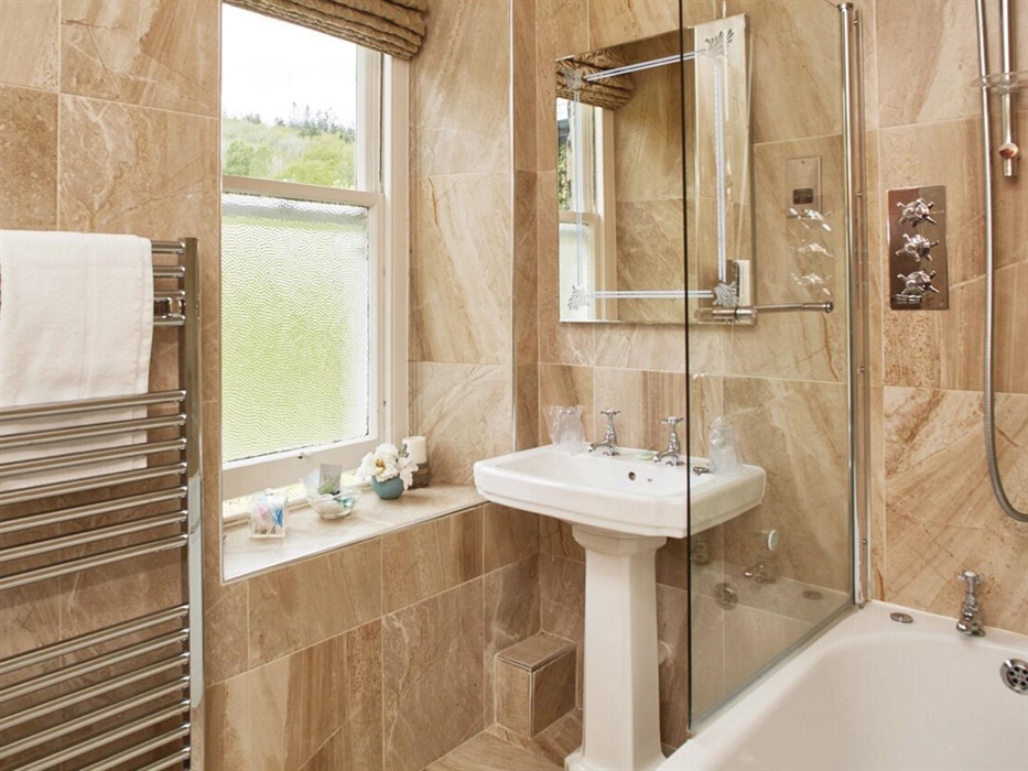 Classic double Rose bathroom