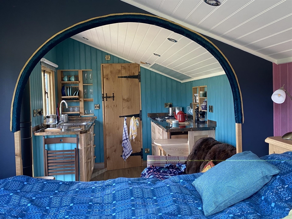 Unique cabin with wood burning stove, well equipped kitchen, ensuite bathroom and outdoor bath, super comfy king size bed, cozy sofa, sheepskin rugs a