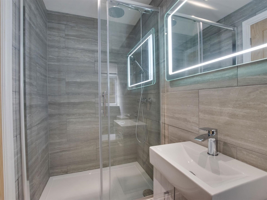 en-suite shower