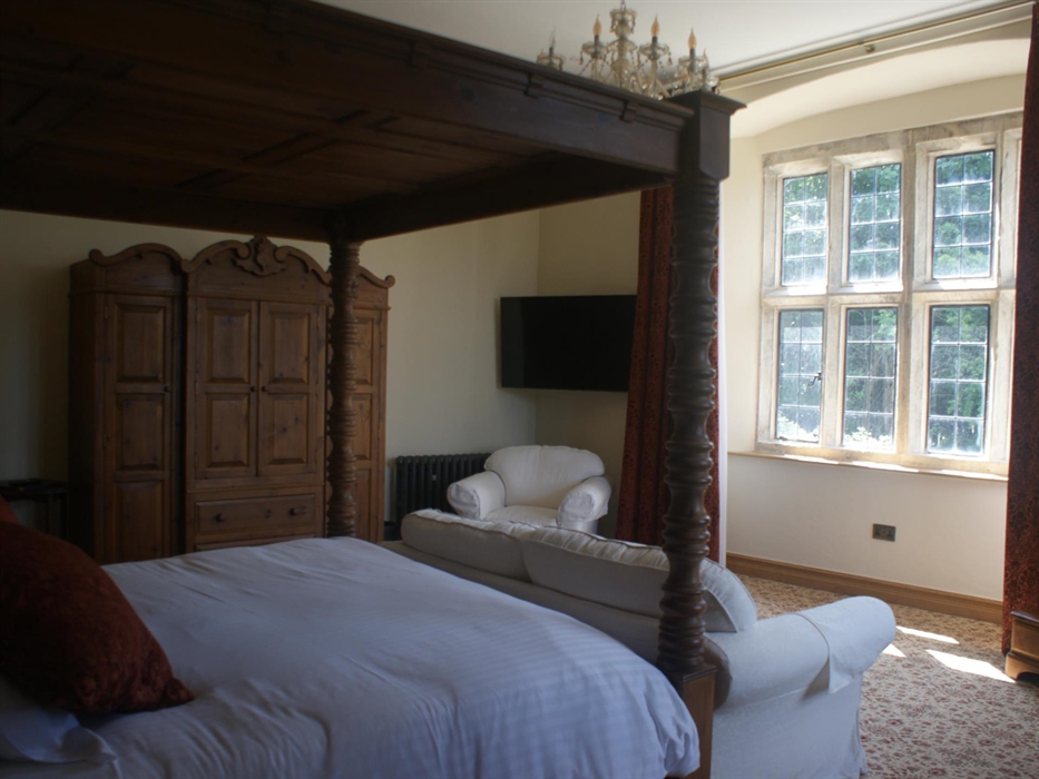 Super large double aspect room with 4 poster bed, settee and arm chair, large 55" Smart TV, Tea & Coffee making facilities (tea and coffee provided),