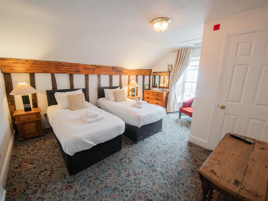 Bedroom with 2 single beds