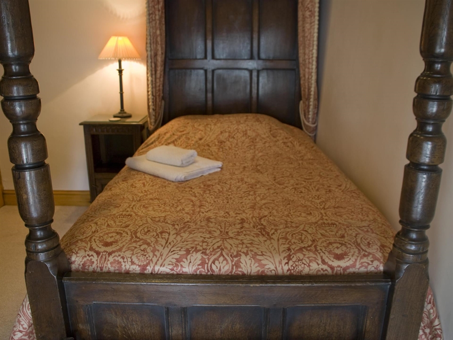 Single four-poster bed