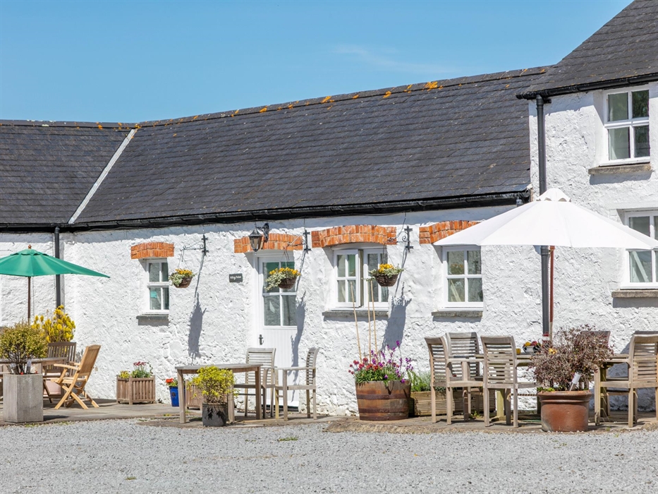 Sleeps 2, one double bedroom, en suite bathroom, spacious living/dining room and well-equipped kitchen