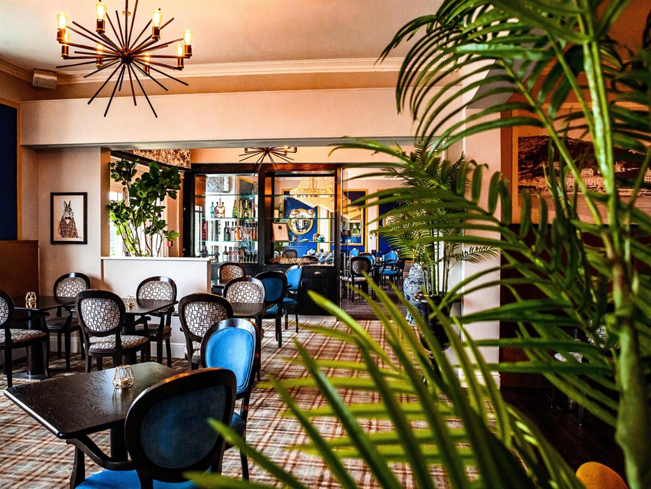 Enjoy drinks and food with sea view