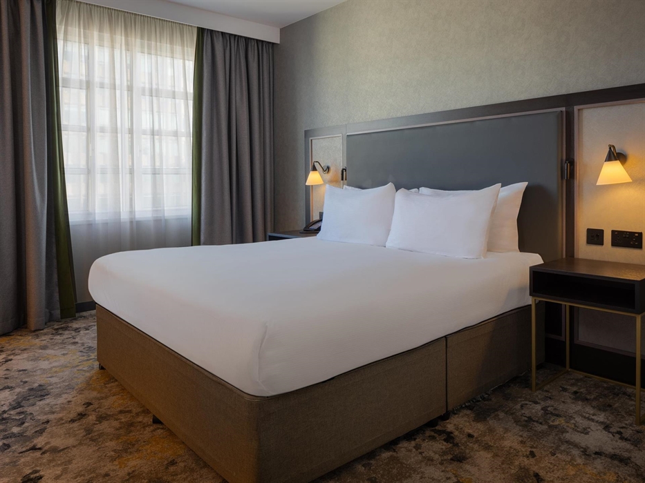 Relax in one of our 202 spacious and contemporary guestrooms, where you'll find a variety of options including king bedded rooms, interconnecting room