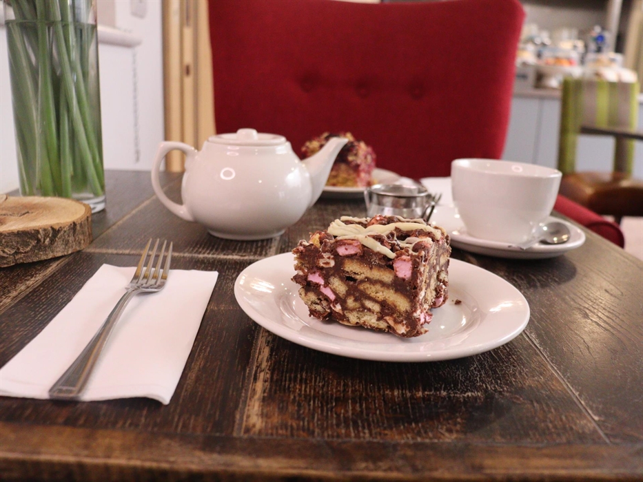 Caffi Cyfle pot of tea and rocky road cake
