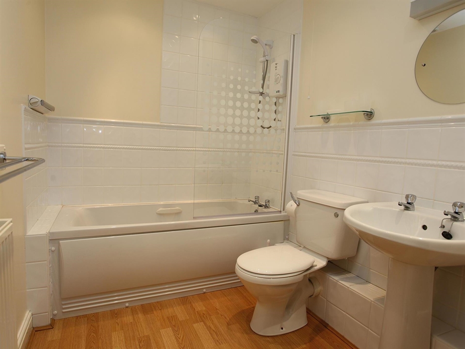 3 The Anchorage, Solva - bathroom