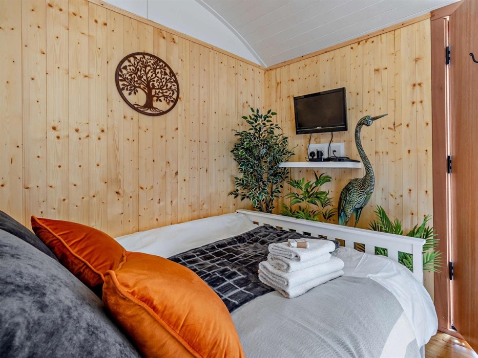 A cosy bed & blankets for a snug sleep
Decorated for a calm and relaxing stay. Smart TV included.