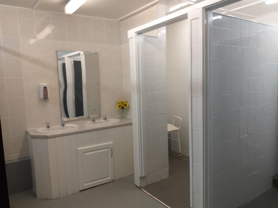 plenty of free hot water to all basins