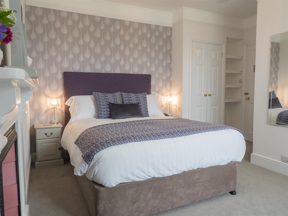 Nanternis King bedroom