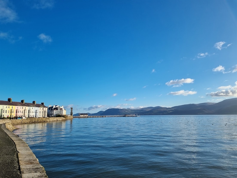 A short flat waterside stroll into Beaumaris and its pubs, cafes, shops and restaurants