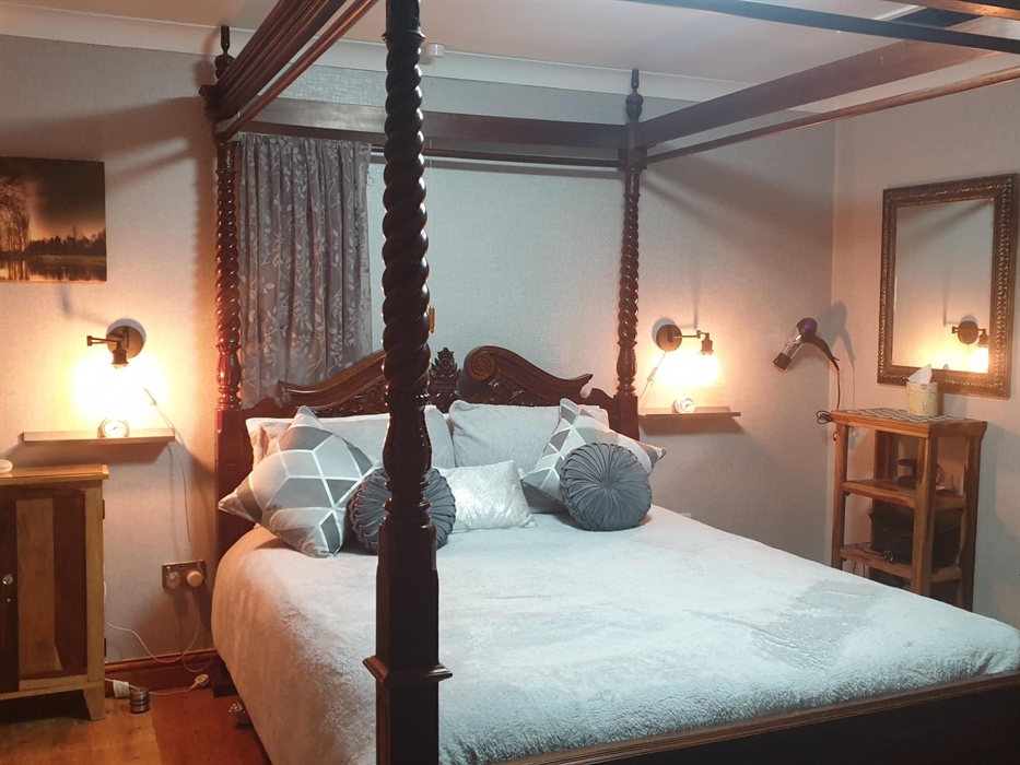 family Room continental Queen Anne bed ,With memory foam Aloe vera mattress