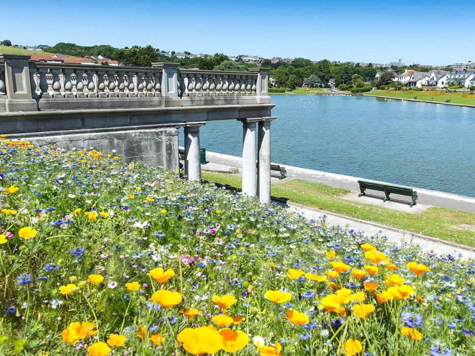 With its flower-filled borders, the gardens and lake are a great place for families to walk and picnic.  The focal point of the garden is a harp-shape